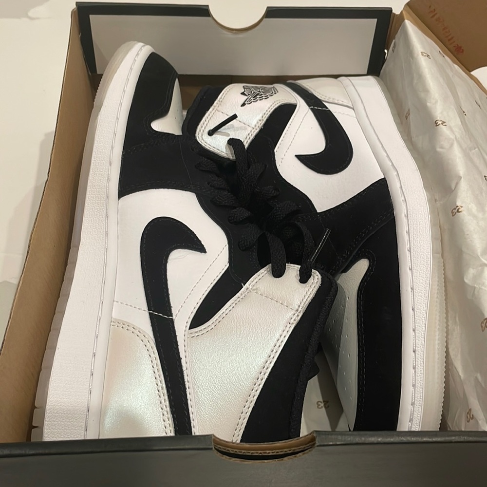 Air Jordan 1 MID